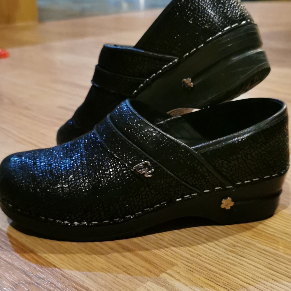 Koi nursing shoes